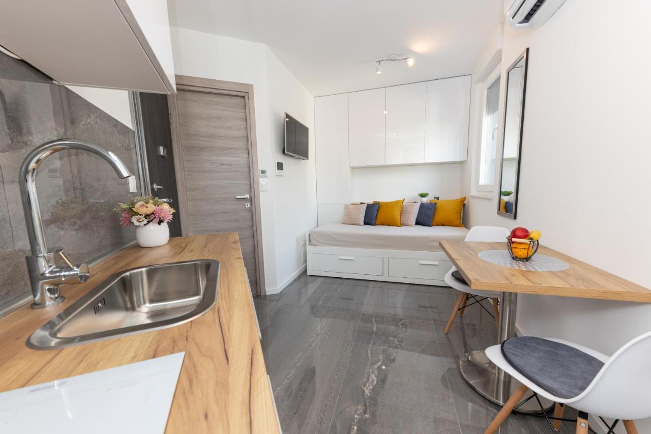 New Studio For 2, Free Private Garage Spot, Wi-Fi, 200 M From Mall Of Split Exterior photo