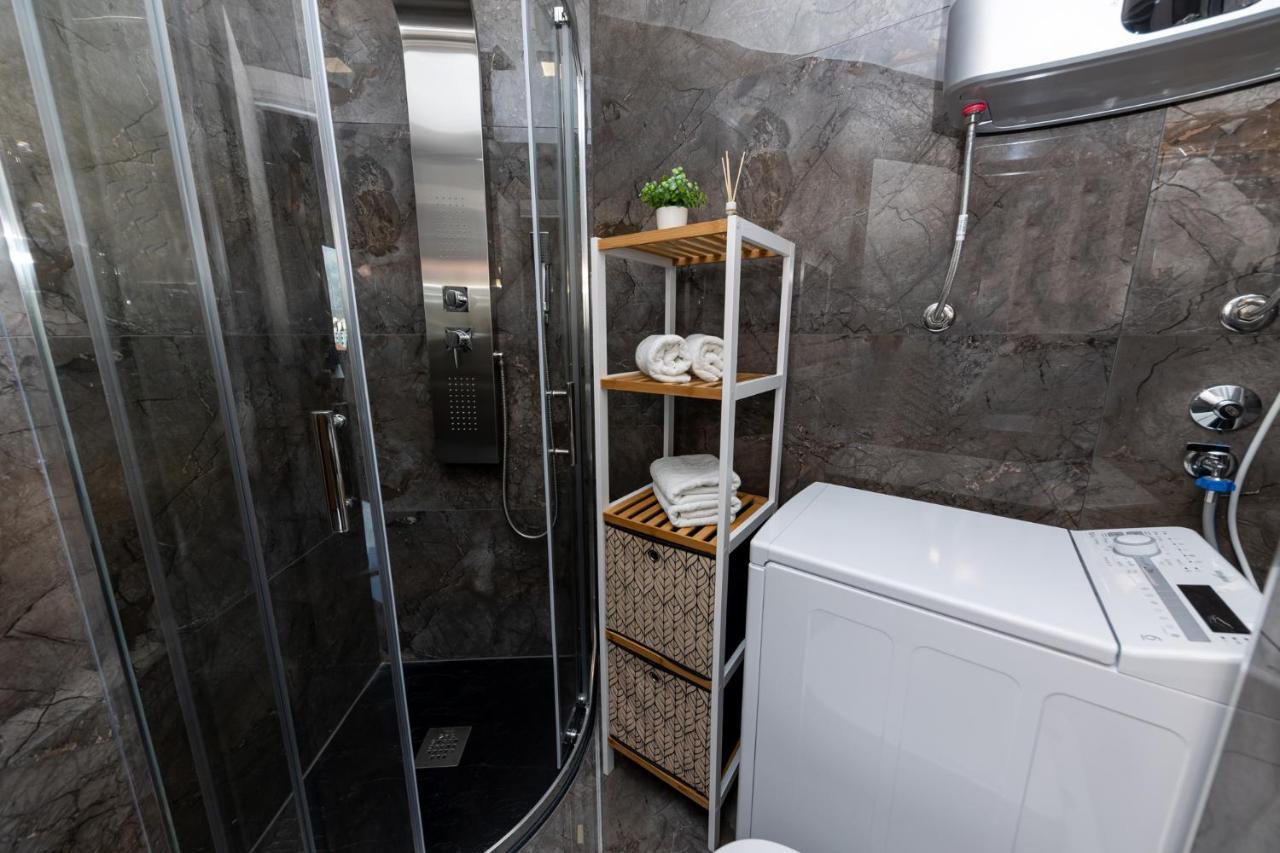 New Studio For 2, Free Private Garage Spot, Wi-Fi, 200 M From Mall Of Split Exterior photo